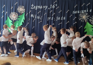 "Polonez" w wykonaniu grupy Mrówek