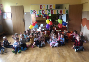Grupowe zdjęcie Żabek po udanym ślubowaniu na przedszkolaka naszej placówki.