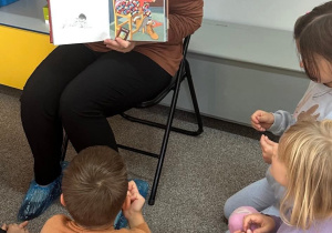 Dzień głośnego Czytania - wizyta Pani z biblioteki