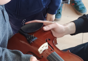 Grupa Jeżyki poznaje instrumenty smyczkowe - nauka wydobycia dźwięków