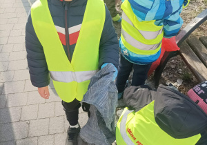 Akcja "Galante sprzątanie" dzieci z naszego przedszkola sprzątaja najbliższy teren