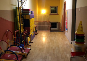 Hol na piętrze został zaadoptowany na salę gimnastyczną. Znajdują się tu różne sprzęty do zabaw i ćwiczeń sportowych.
