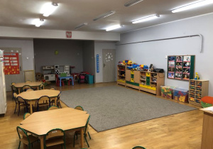 Sala grupy Smerfy. Cztery stoliki i kolorowe meble przedszkolne przeznaczone na zabawki i pomoce dydaktyczne. W sali znajduje kącik kuchenny i kącik lalek.