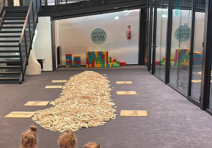 Dzieci z grupy Jeżyków na zajęciach w Monosferze.