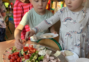 Jeżyki w trakcie komponowania swoich kanapek.