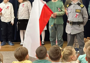 Dzieci podczas uroczystaości w przedszkolu.