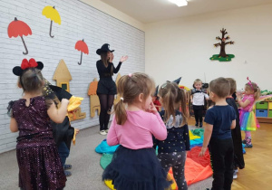 grupa dzieci z PM 16 podczas zabaw przy muzyce z okazji balu andrzejkowego