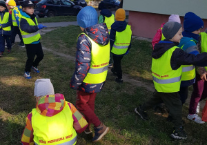 "Galante sprzątanie" dzieci sprzątają teren obok przedszkola