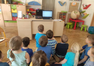 dzieci uczestniczą w zajęciach na temat Światowego Dnia Świadomości Autyzmu