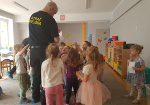 spotkanieze Strażą Miejską - rozmowa o bezpieczeństwie w kontaktach ze zwierzętami