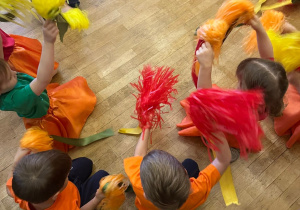 Występ grupy dkrzatów z okazji Dnia Edukacji Narodowej