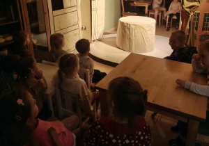 grupa Jeżyków na spektaklu pt. "Ada i Kosmitek"