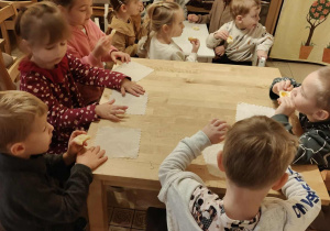 grupa Jeżyków podczas spektaklu w Baśniowej Kawiarence