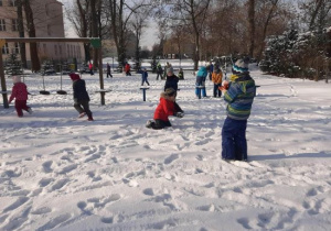 Zabawy zimowe przedszkolaków w ogrodzie.