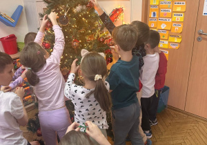 Mikołajki - ubieranie choinki
