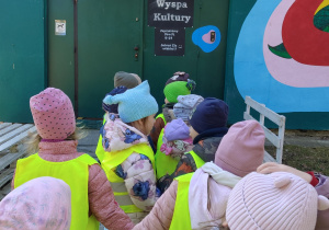 Dzieci z grupy Jeżyki przed Wyspą Kultury