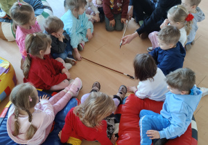 Grupa Jeżyki poznaje instrumenty smyczkowe w Wyspie Kultury