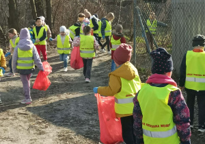 Akcja "Galante sprzątanie" dzieci z naszego przedszkola sprzątaja najbliższy teren