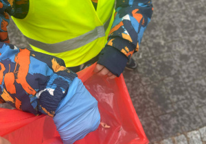 Akcja "Galante sprzątanie" dzieci z naszego przedszkola sprzątaja najbliższy teren