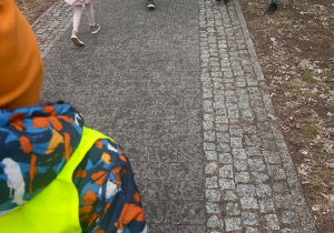 Akcja "Galante sprzątanie" dzieci z naszego przedszkola sprzątaja najbliższy teren