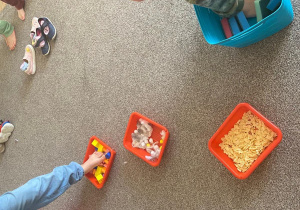 Światowy Dzień Świadomości Autyzmu - ścieżka sensoryczna - uczymy sie poznawać świat poprzez zmysły