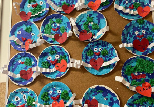 Dzień Ziemi - nauka dbania o nasze wspólne środowisko - praca plastyczna w grupie Mrówek