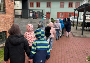 Grupa Mrówek w drodze na zajęcia edukacyjne "Młode Horyzonty"