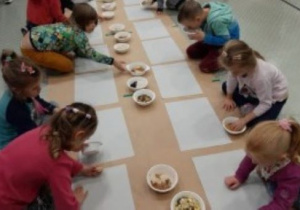 Dzieci projektują własne obrazy, które wykonają z różnorodnych ziaren.