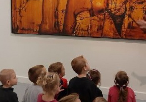 Dzieci oglądają obraz w Muzeum Sztuki.