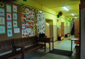 W holu znajdują się tablice, na których umieszczane są prace plastyczne dzieci z przedszkola.