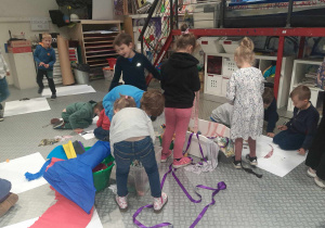 Dzieci przygotowują materiały plastyczne do pracy.