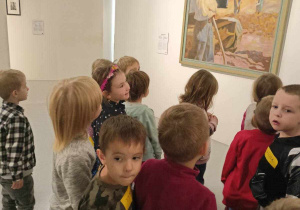 Dzieci z grupy Skrzatów oglądają obraz.