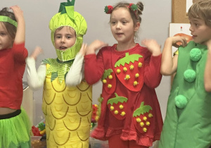 Dzieci zgrupy Mrówek przebrane za truskawkę, ananasa oraz fasolkę.