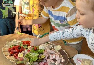 Dzieci z grupy Jeżyków w trakcie śniadania w formie szweckiego stołu.