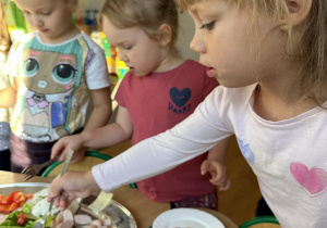 Dziewczynki przygotowują swoje kanapki.