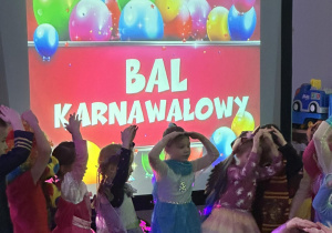 Dzieci tańczą na balu.