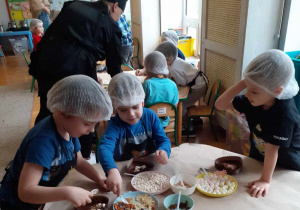 Dzieci w trakcie warsztatów czekoladowych.