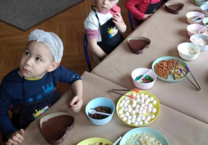 Dzieci z grupy Żabek podczas warsztaów czekoladowych.