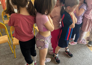 dzieci ćwiczą jak bronnić się przed atakiem zwierząt