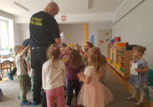 spotkanieze Strażą Miejską - rozmowa o bezpieczeństwie w kontaktach ze zwierzętami