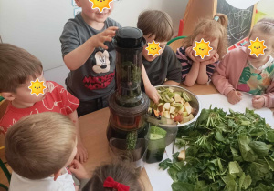 dzieci podczas wykonywania soku ze świerzych warzyw i owoców