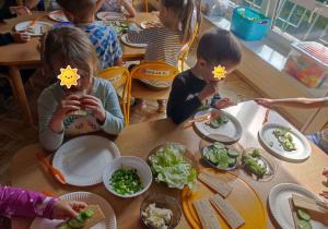 zielone zdrowe śniadanie przygotowywane z okazji dnia zielonych witaminek