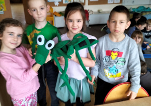 Dzieci z grupy zerówkowej pozuja z maskotką patyczak - Zippiego